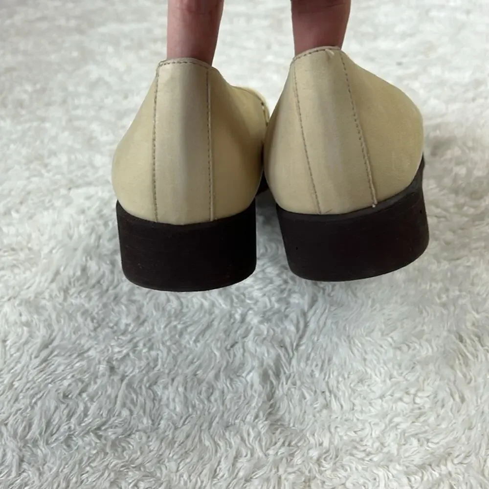 Andre Assous featherweight loafers in‎ cream, size 6.5 narrow